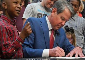 gubernur terbodoh brian kemp