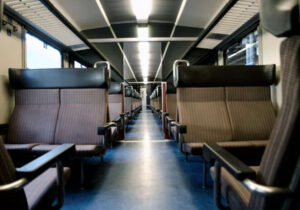 kereta api dengan interior nyaman